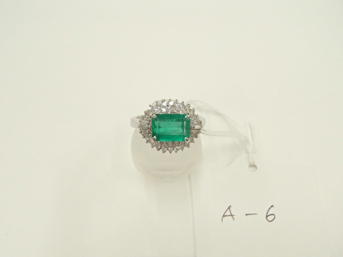 Pt900 エメラルドリング 1.55ct メレダイヤ0.40ct 