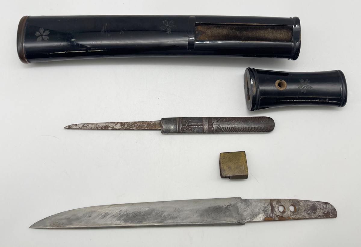 日本刀　刀　短刀　無銘　長さ16.7cm　刀身重量約110g　錆あり　刃毀れ　分解