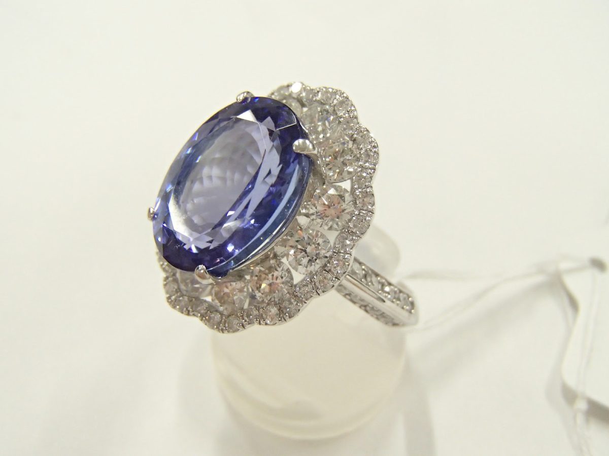 pt900、8.9g、T8.35ct、D2.48ct　メレダイヤ