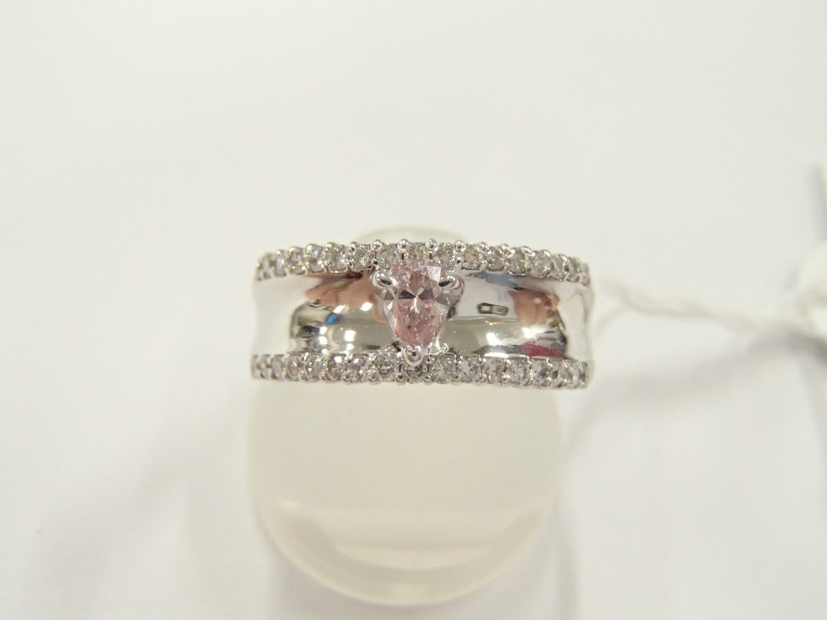 K18 WG ピンク石とダイヤがついた指輪