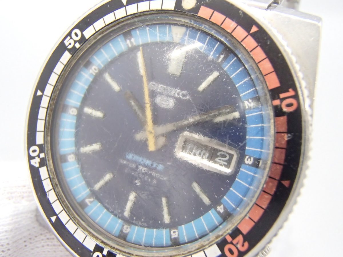 SEIKO 5 SPORTS　21石自動巻きカラーベゼル