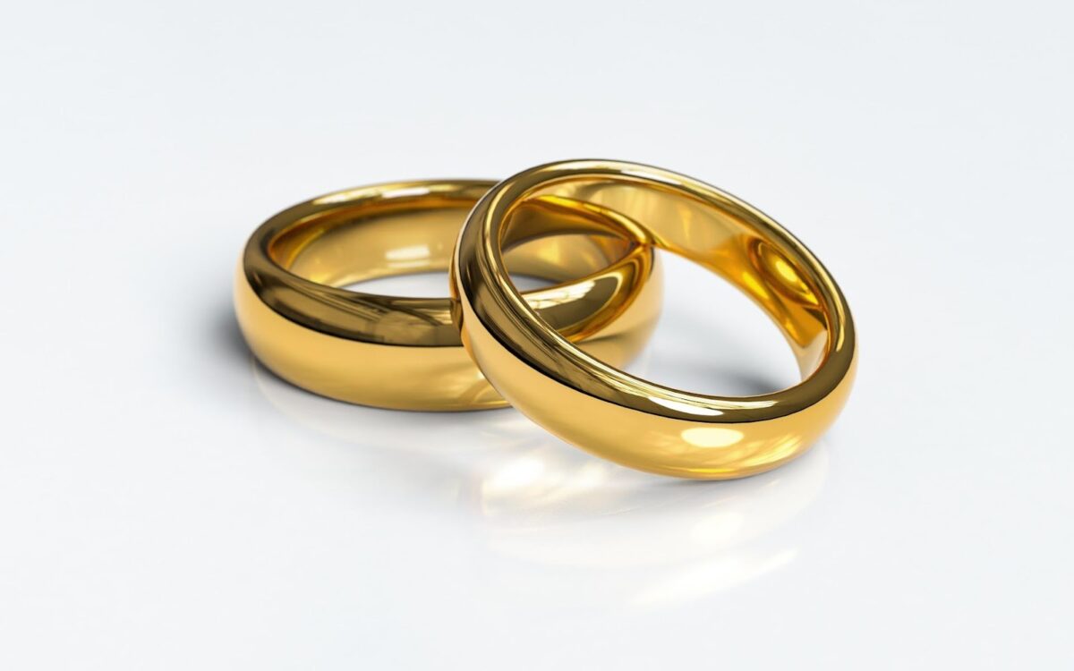 二つの金色のリング