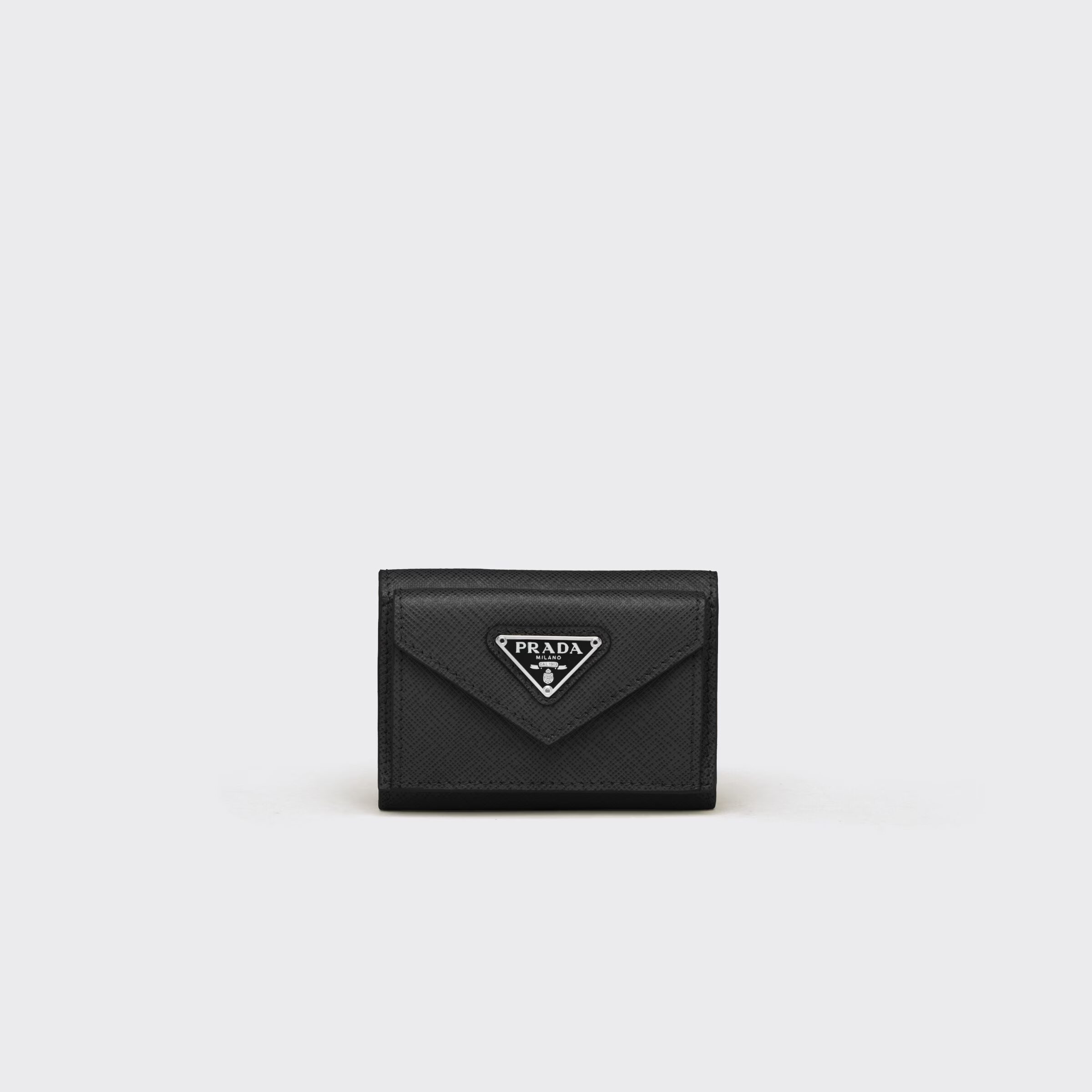 プラダ サフィアーノトライアングル 財布  素材:レザー 色:ブラック