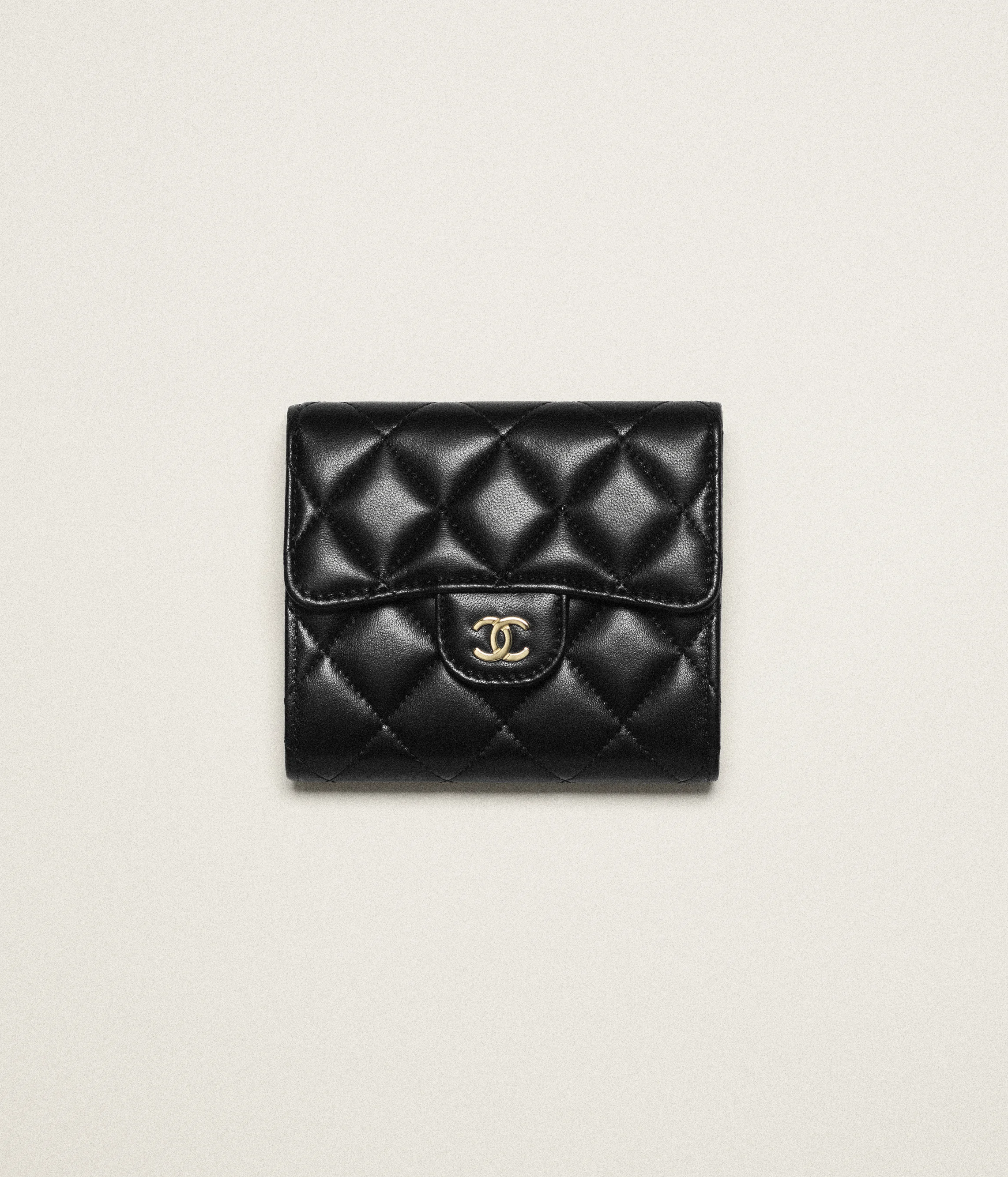 シャネル クラシック スモール フラップ ウォレット  素材:ラムスキン 色:ブラック