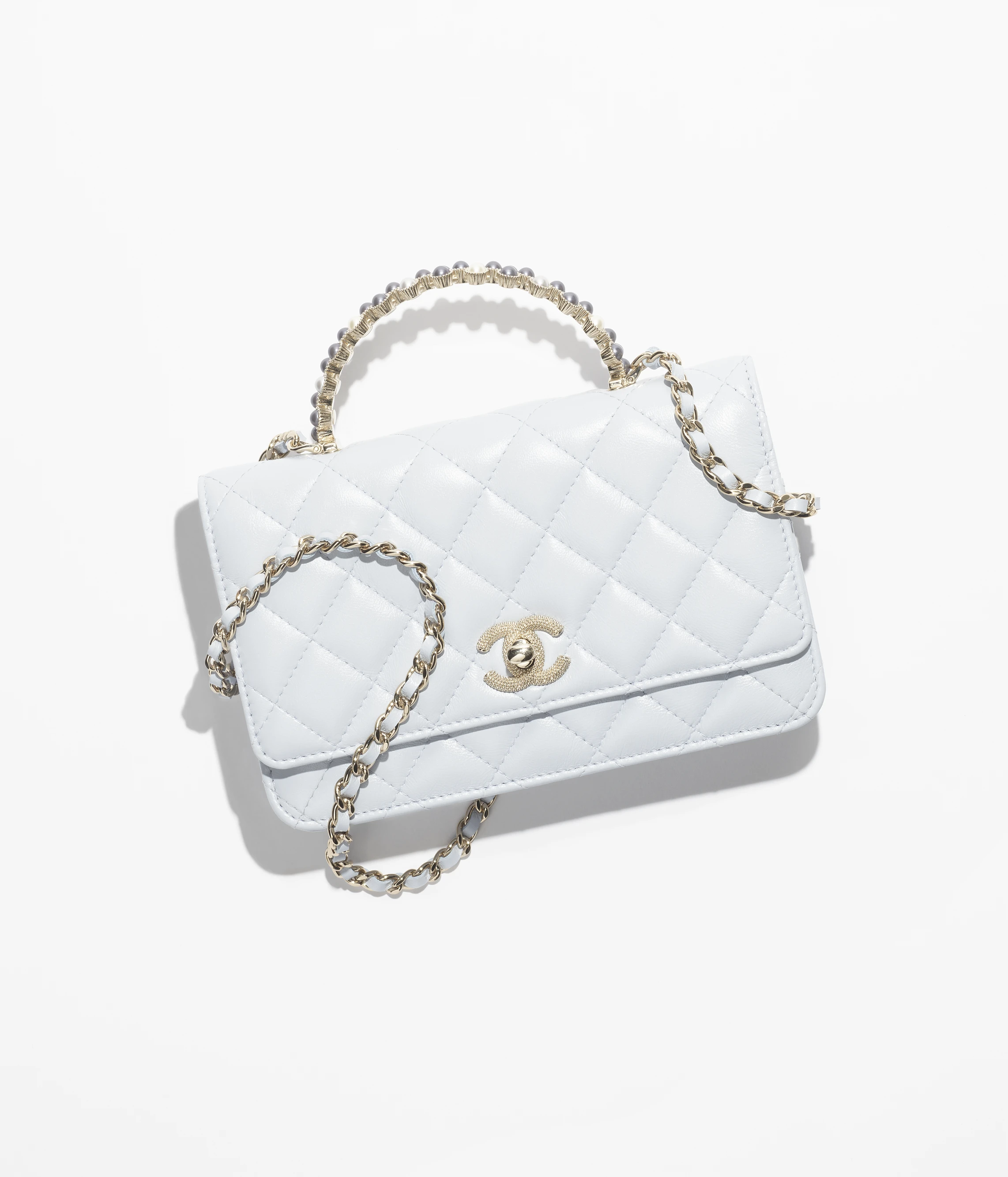 シャネル チェーンウォレット  素材:シャイニー クランプル ラムスキン & コスチューム パール 色:グレー