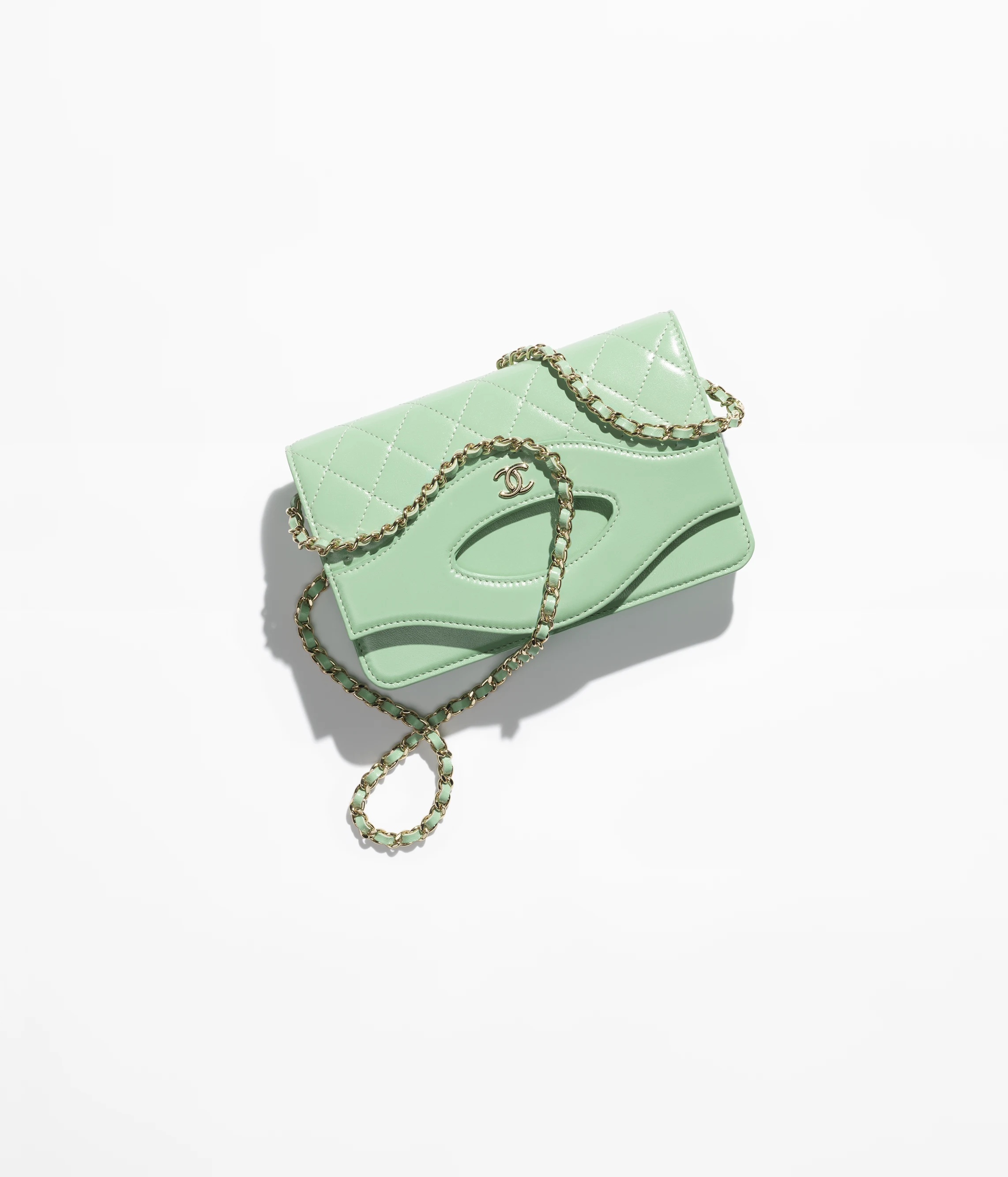 シャネル チェーンウォレット  素材:シャイニー ラムスキン 色:グリーン