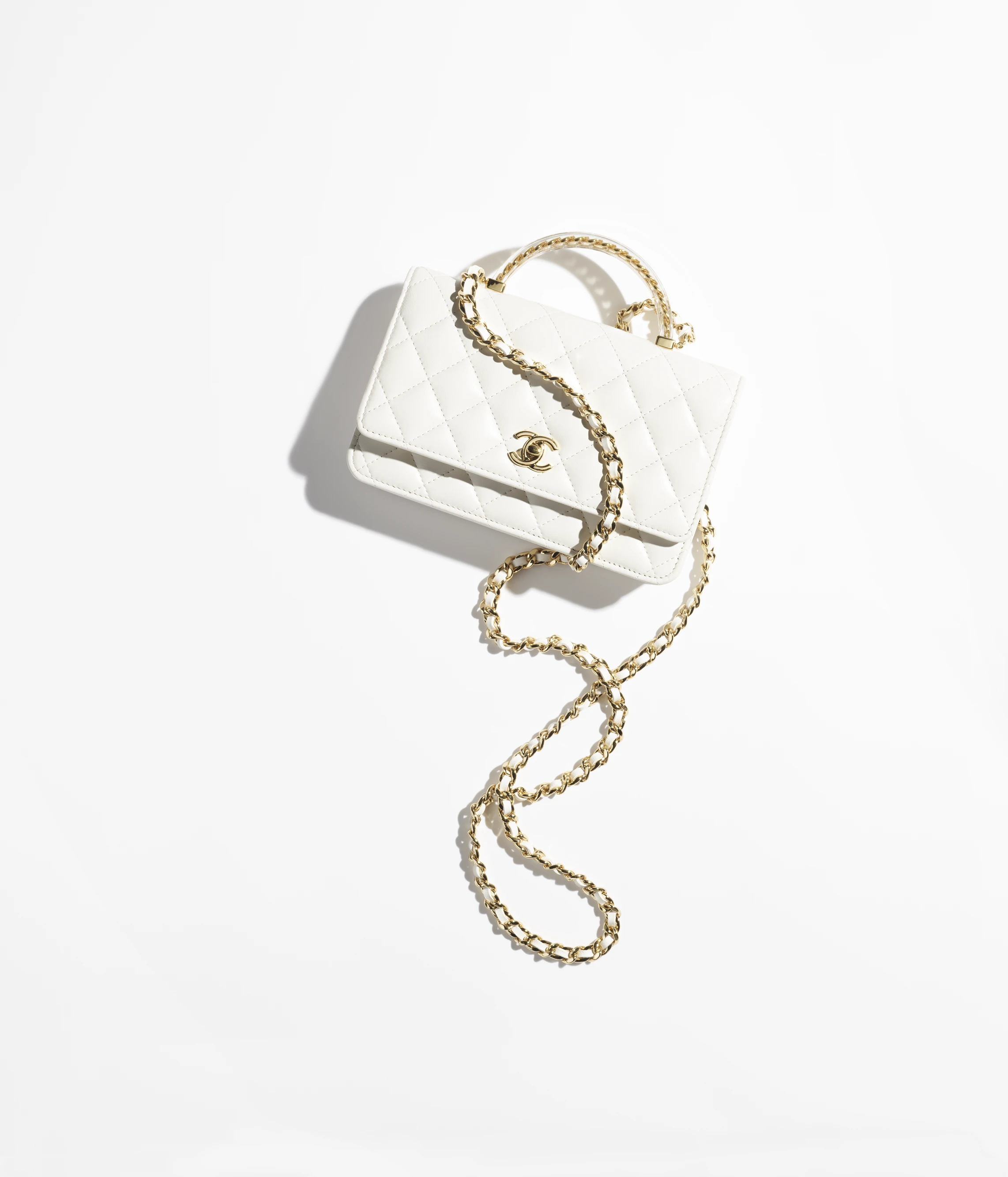シャネル チェーンウォレット  素材:ラムスキン、レジン & ゴールド メタル
 色:ホワイト