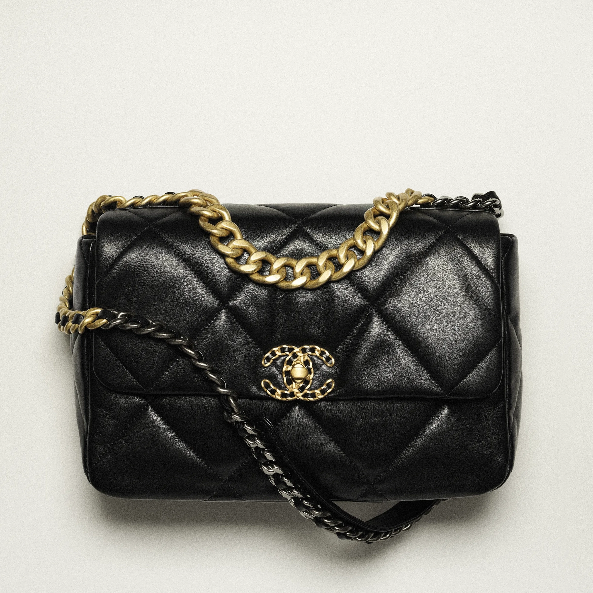 シャネル CHANEL 19 ラージ ハンドバッグ 素材:シャイニー ラムスキン 色:バーガンディー
ブラック