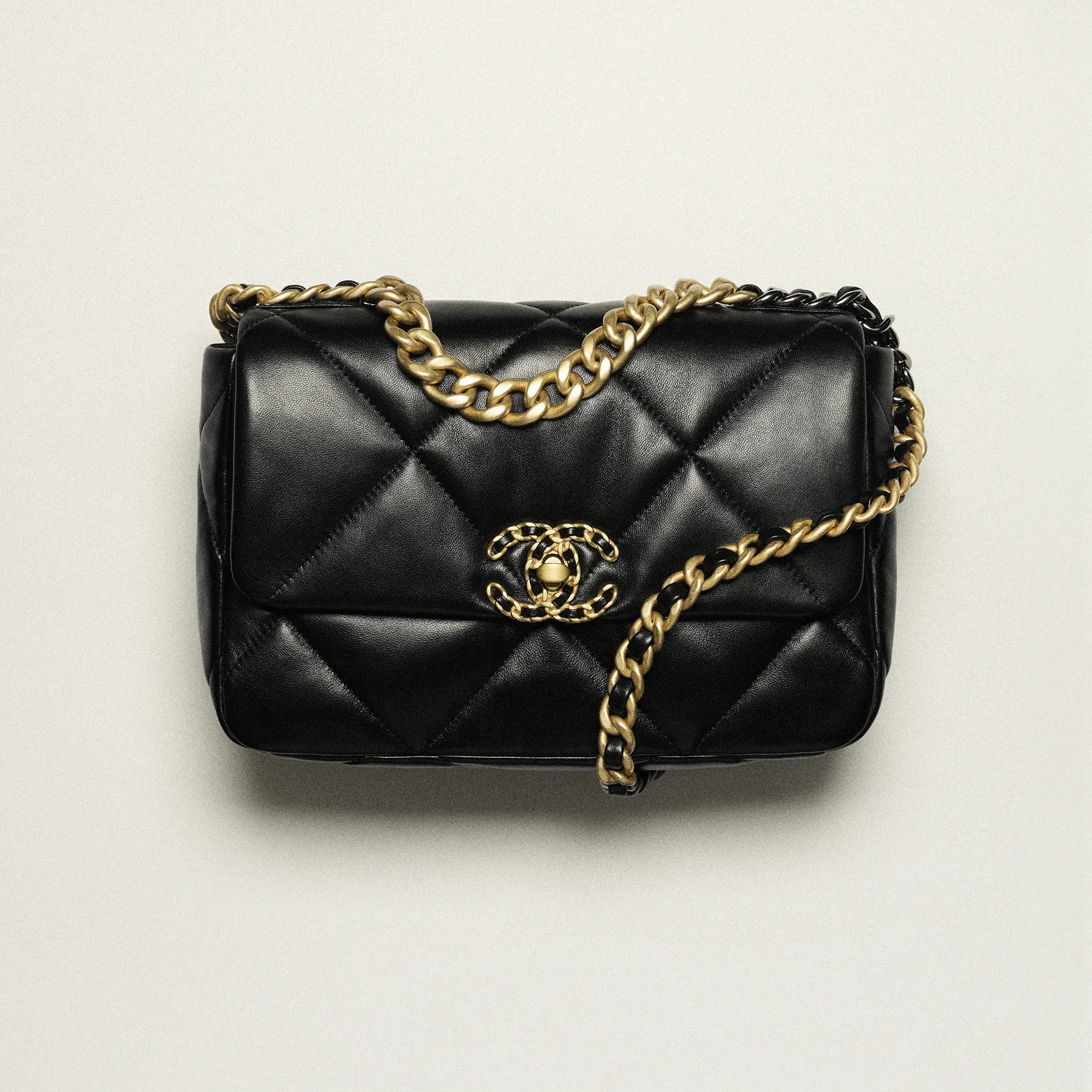 シャネル CHANEL 19 ハンドバッグ 素材:シャイニー ラムスキン 色:ブラック
イエロー
グレー
ホワイト