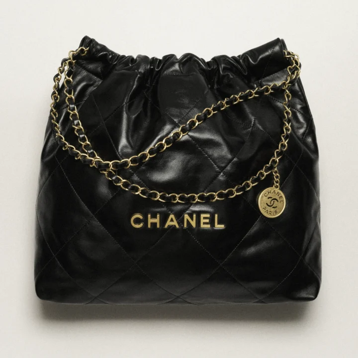 シャネル CHANEL 22 ハンドバッグ  素材:シャイニー カーフスキン 色:ブラック
キャメル
パープル
ホワイト & シルバー
ブラック & ホワイト