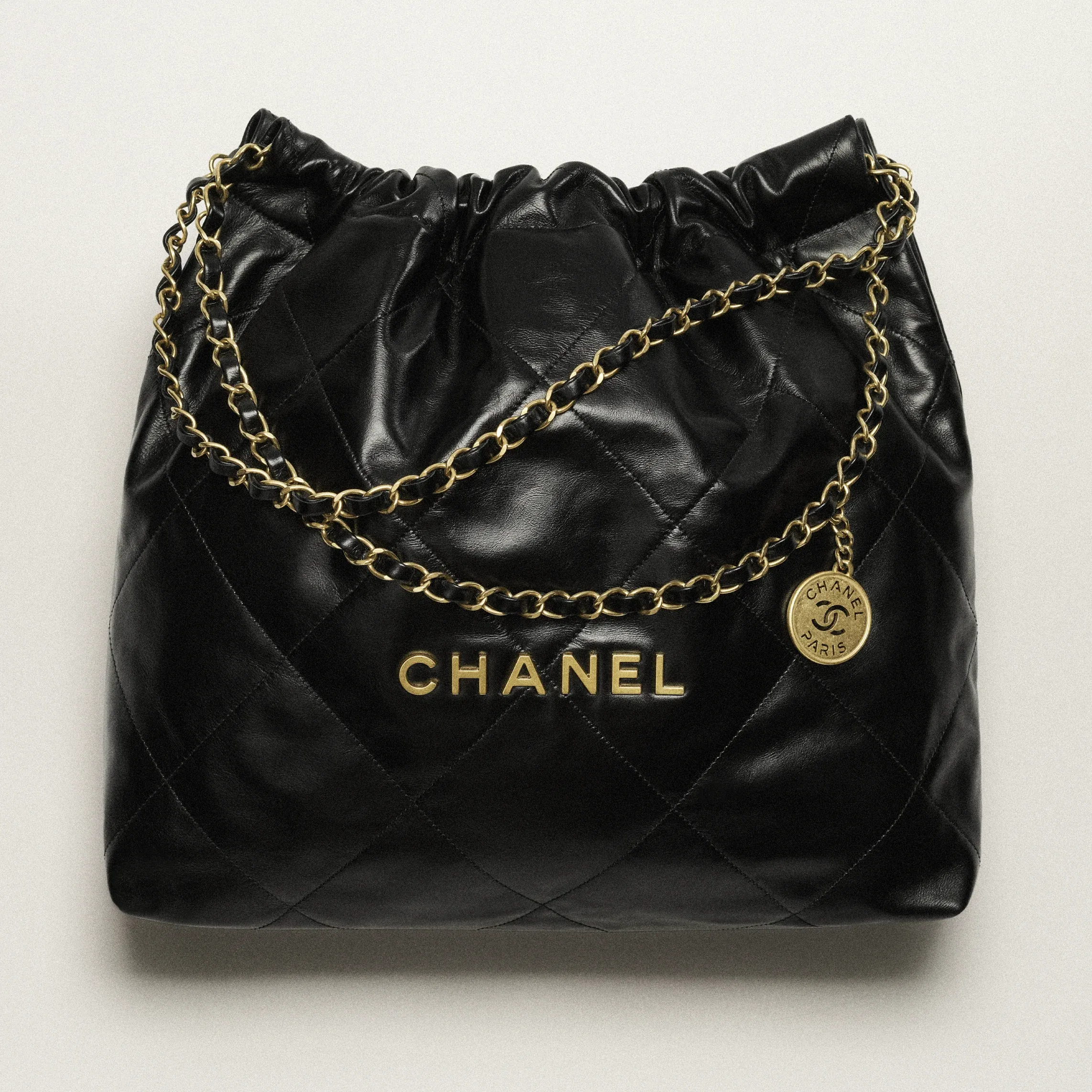 シャネル CHANEL 22 ハンドバッグ 素材:シャイニー カーフスキン 色:ブラック
キャメル
パープル
ホワイト & シルバー
ブラック & ホワイト