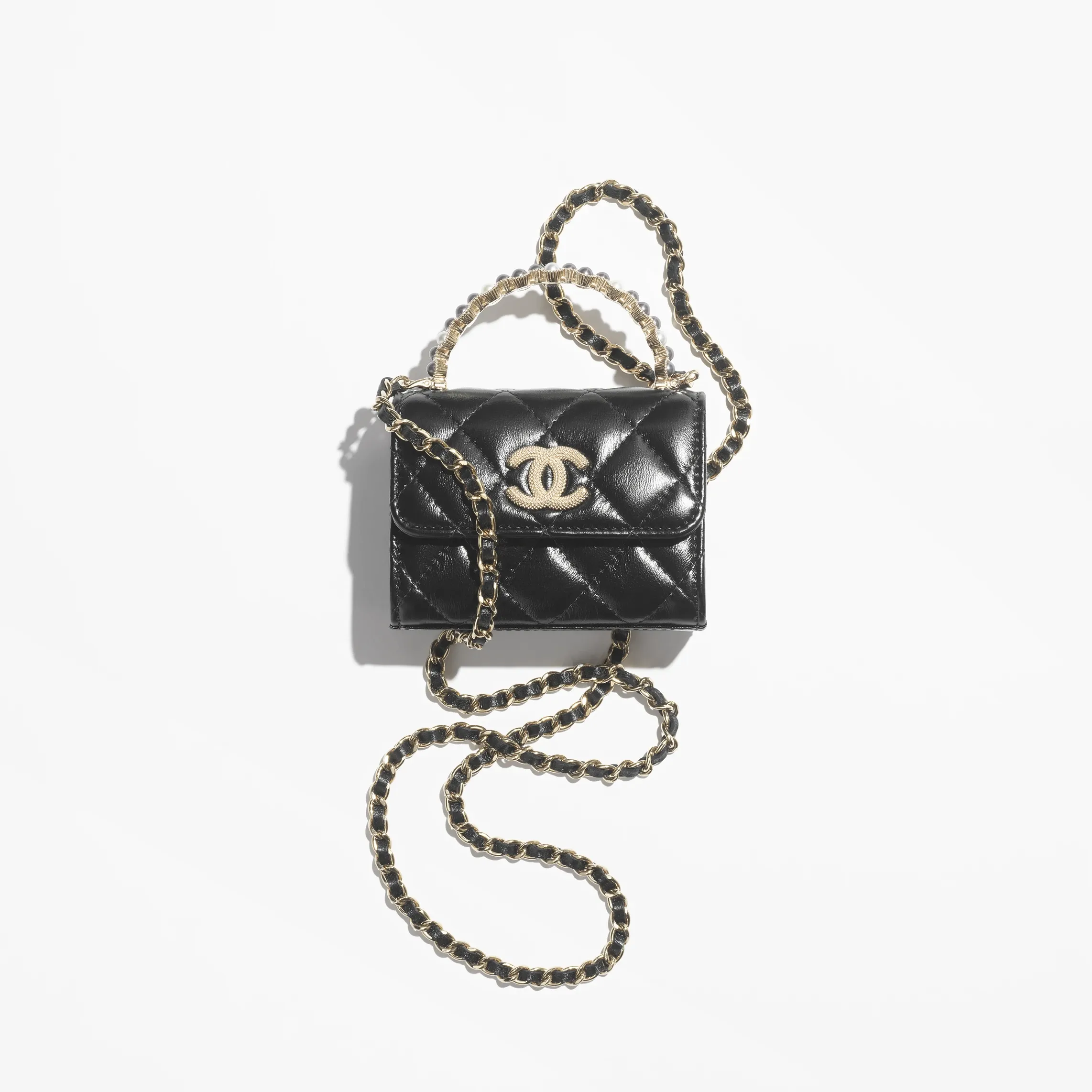 シャネル スモール チェーンクラッチ 素材:シャイニー クランプル ラムスキン & コスチューム パール 色:ブラック