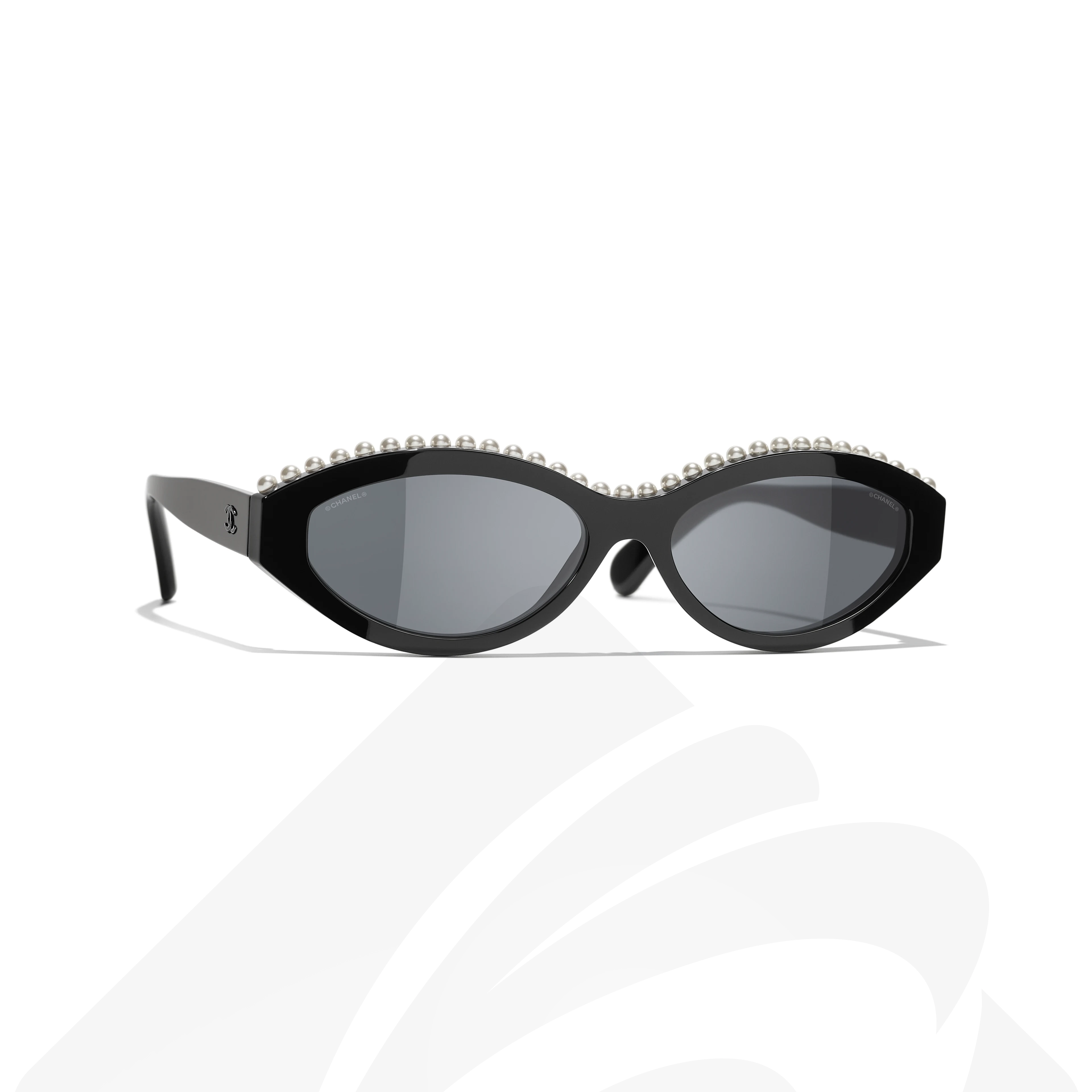 シャネル オーバル シェイプ アイウェア  素材:ブラック & ホワイトレンズ:グレー 色:アセテート & コスチューム パール