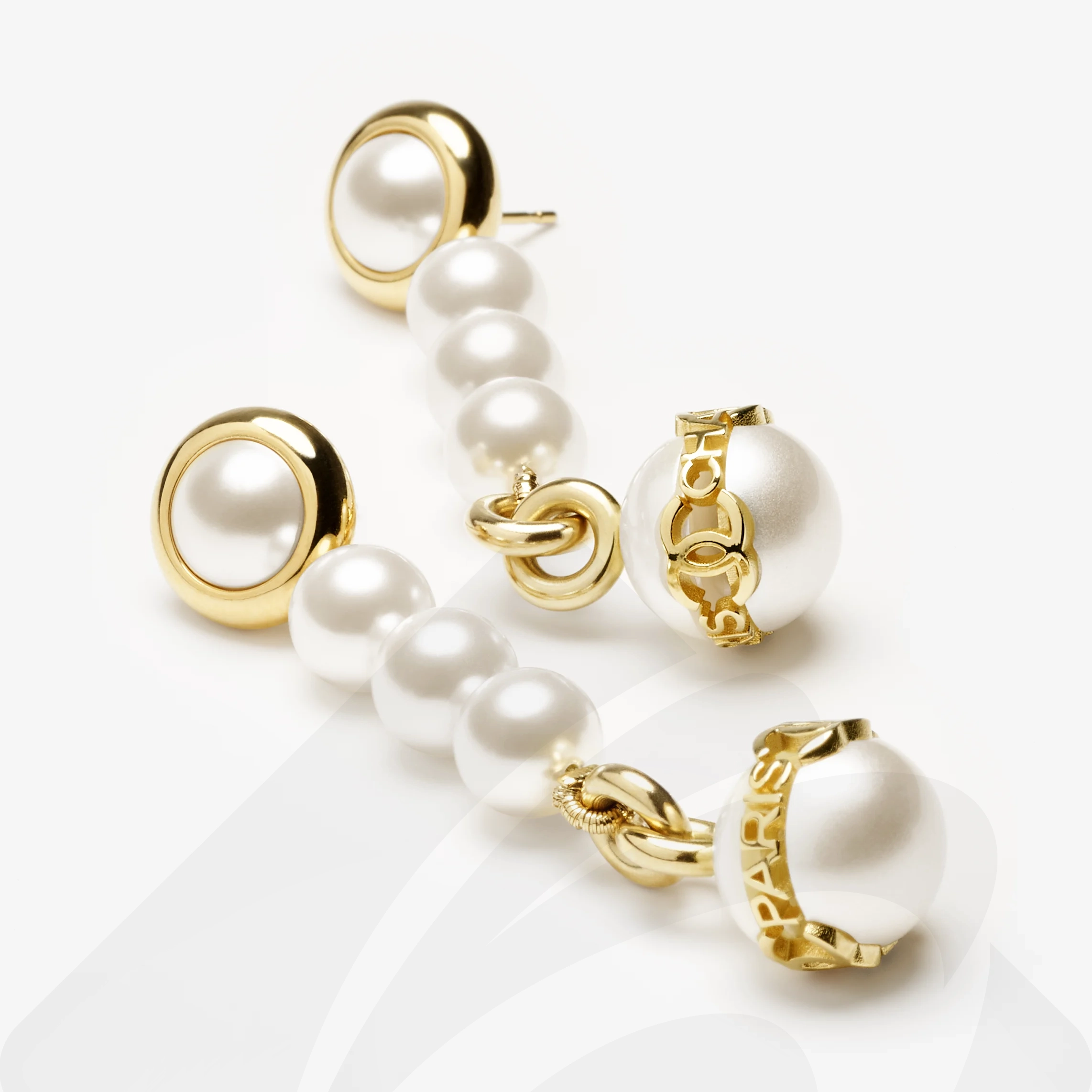 シャネル パール ピアス  素材:メタル & コスチューム パール 色:ダークゴールド & ホワイト