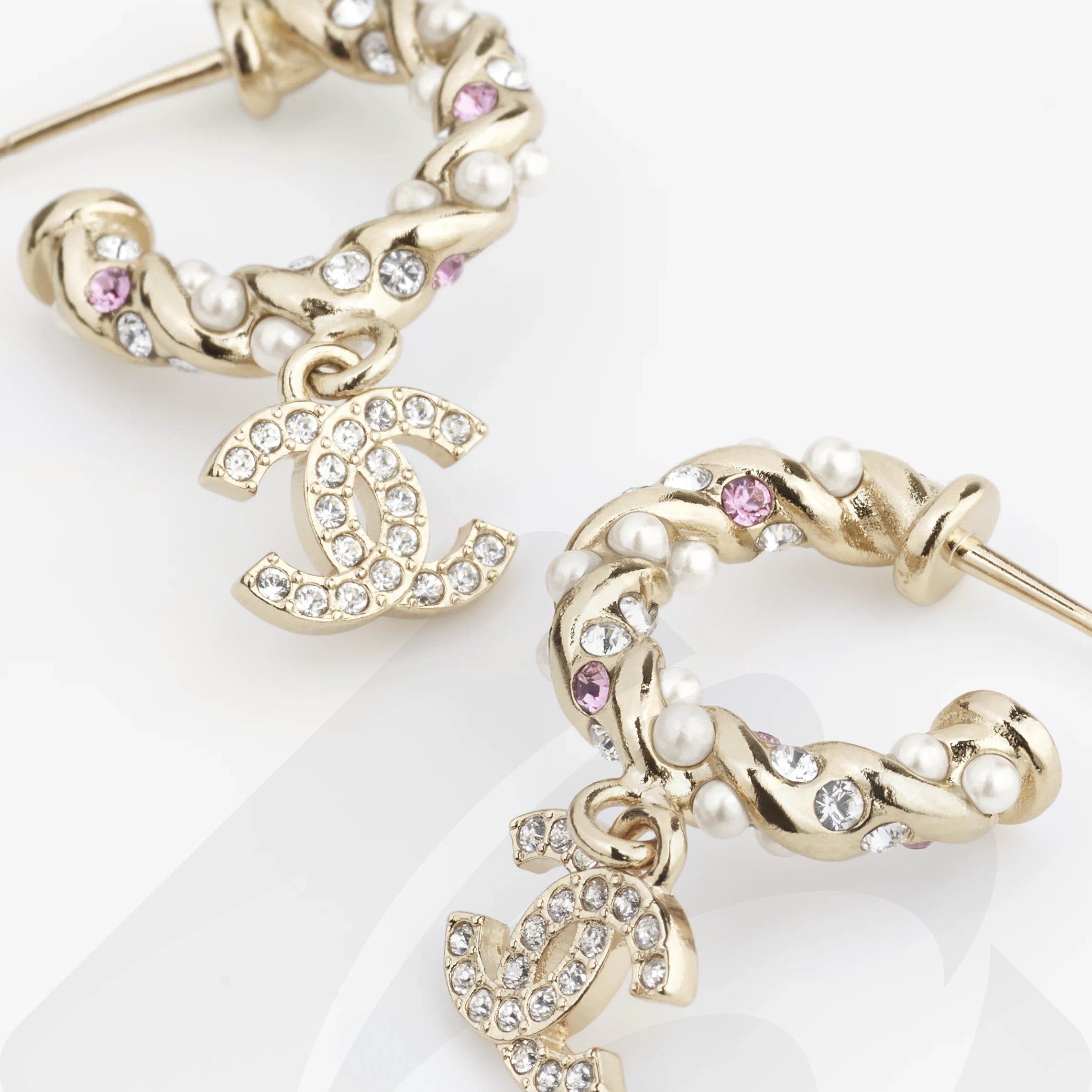シャネル パール フープ ピアス  素材:メタル、コスチューム パール & ストラス 色:ゴールド、ピンク、ホワイト & クリスタル