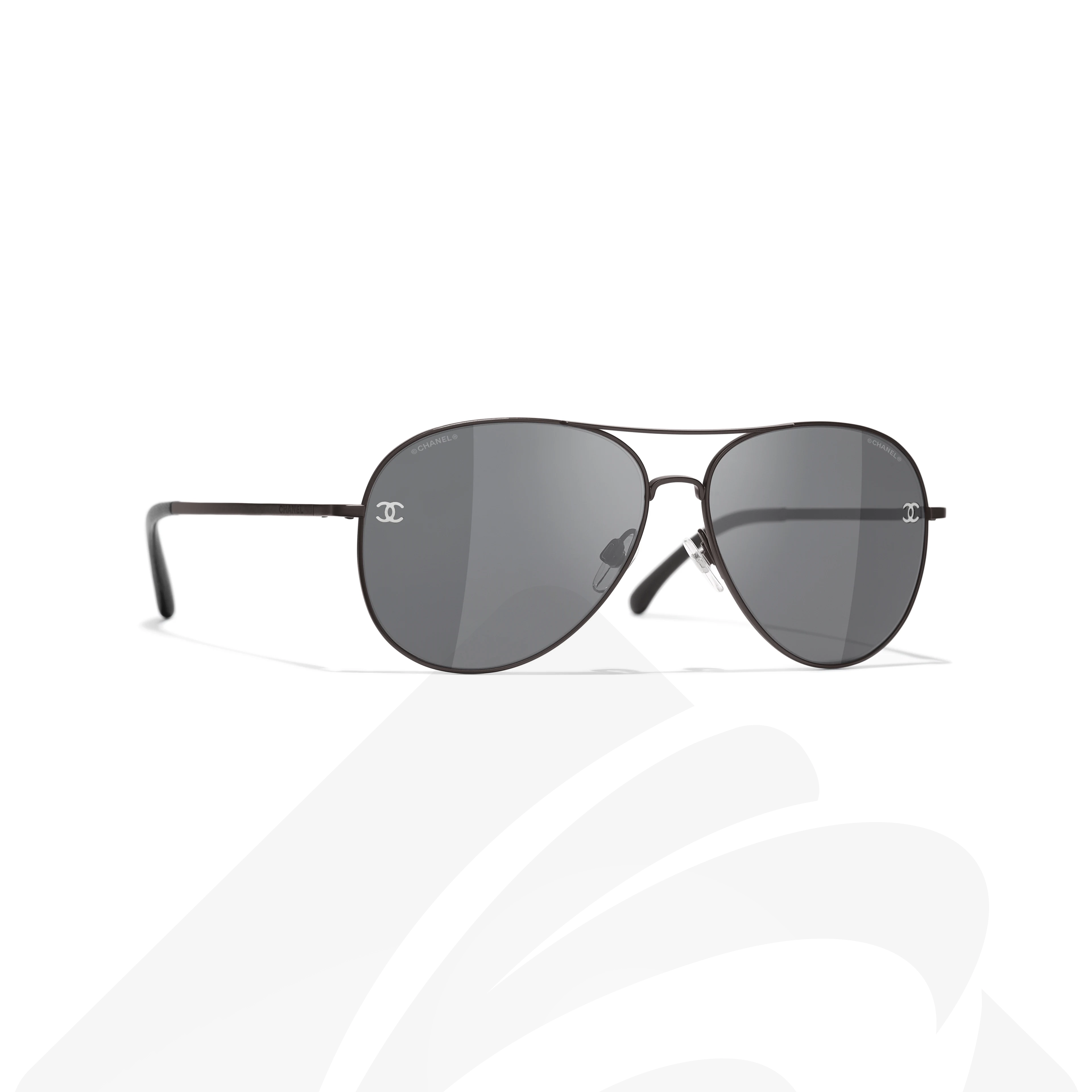 シャネル パイロット シェイプ アイウェア  素材:ブラウンレンズ:グレー/ゴールドレンズ:ブラウン、グラディエント/ピンク ゴールドレンズ:ベージュ、グラディエント 色:チタン & カーフスキン