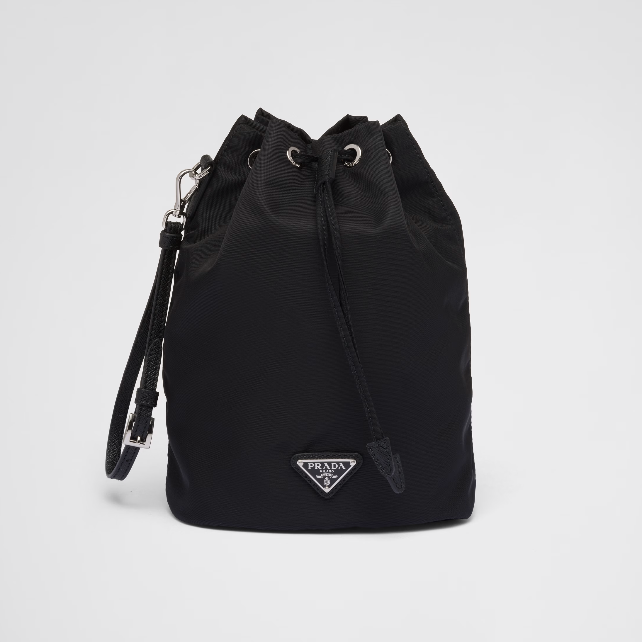 プラダ Re-Nylon ポーチ  素材:ファブリック 色:ブラック