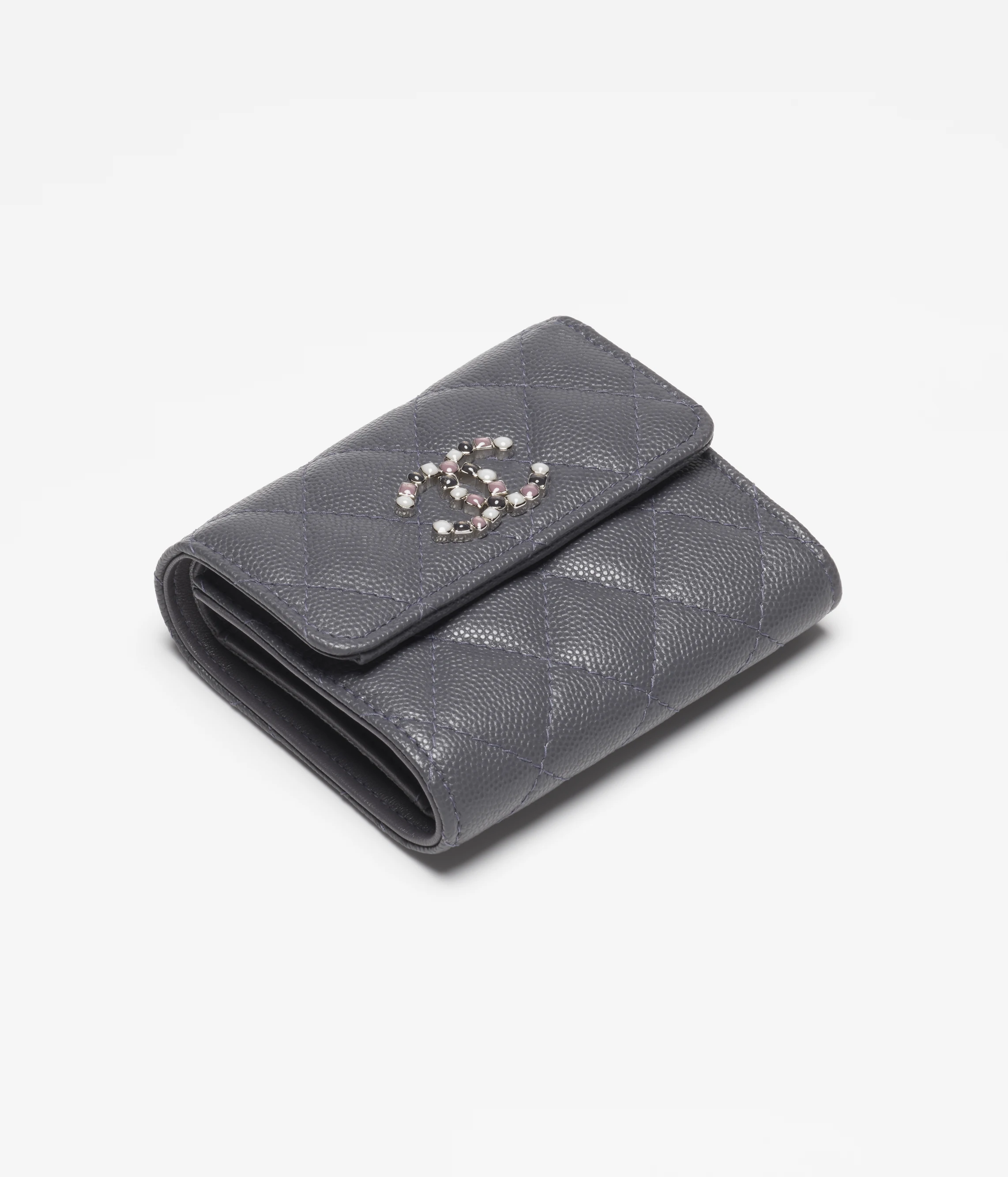 シャネル スモール フラップ ウォレット  素材:シャイニー グレインド カーフスキン & エナメル 色:グレー