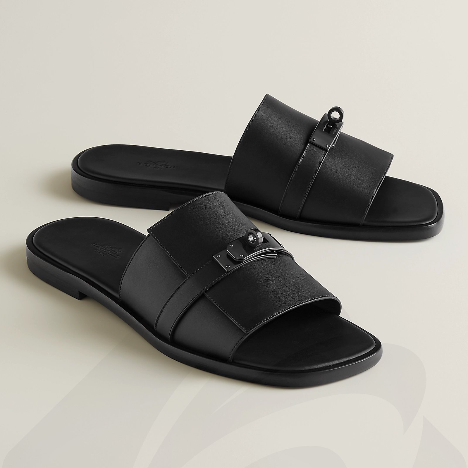 エルメス サンダル 《ガブリエル》 素材:ヴォー・ヴェロアなど
※カラーによって素材が異なる場合あり 色:・黒
・エトゥープ
・ナチュラル
・プリュノワール / 黒
・ブルー・ブリュット / マロン・エベンヌ
・マリン