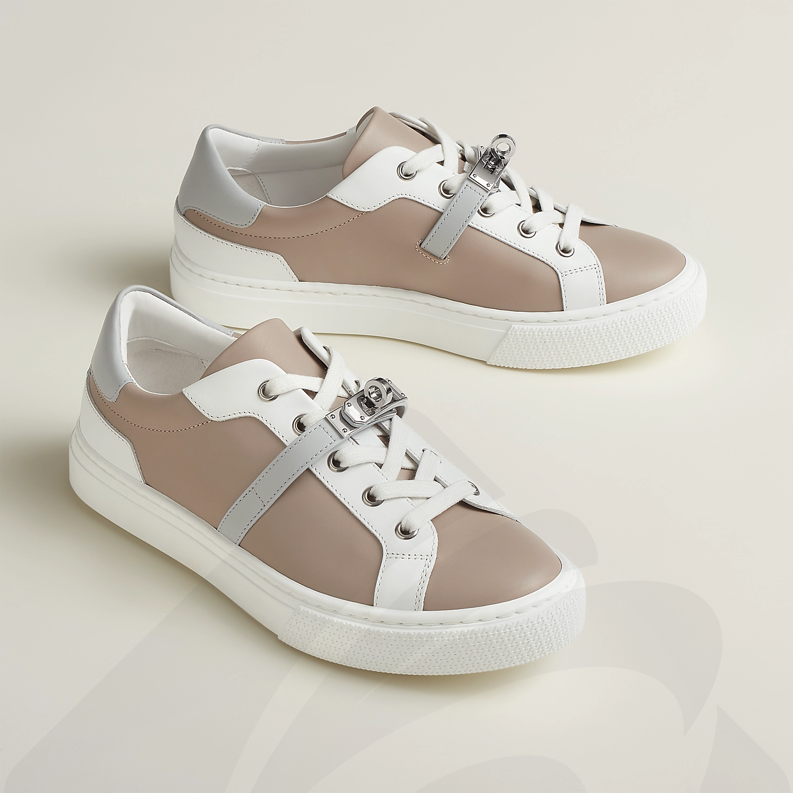 エルメス スニーカー 《デイ》 素材:カーフなど
※カラーによって素材が異なる場合あり 色:・マルチカラー・ベージュ・マスティック
・黒
・白
・マルチカラー/白
・プリュノワール / 白
・ベージュ・サーブル
・ヌード
・ベージュ・エスキス/白