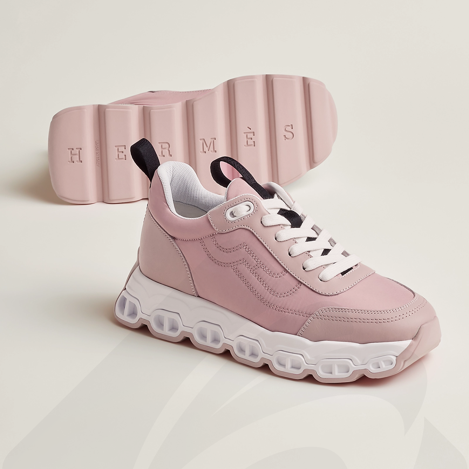 エルメス スニーカー 《インパルス》 素材:超軽量パラシュート・ファブリック/カーフ 色:・ローズ・ポルスレーヌ
・黒
・白