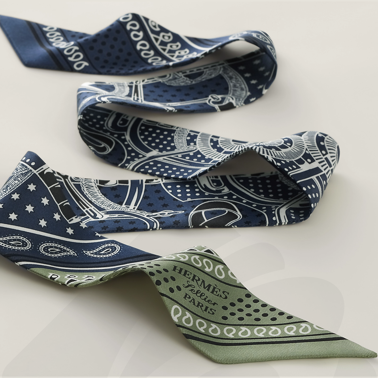 エルメス ツイリー 《エプロン・ドール・バンダナ》 素材:シルクツイル
絹 100% 色:・マリン / ヴェール・ソージ / 白
・ベージュ・ドレ / レッド / 白
・ヴァーミリオン / グリ・ペルル / 白
・白 / マリン / 黒
・グリーン / ブルー・ジーン / 白