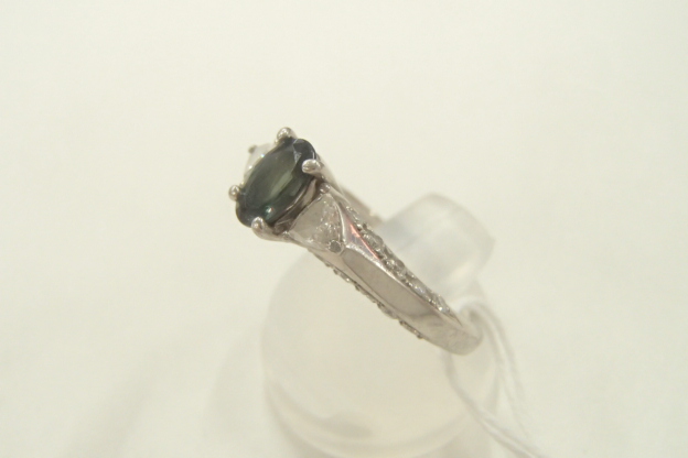 アレキサンドライト　Pt900（0.64ct/0.46ct）総重量5.4ｇ