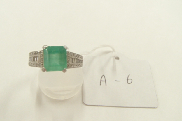 pt900/エメラルド2.00ct/メレダイヤ0.54ct/総重量 8.2g 　リング