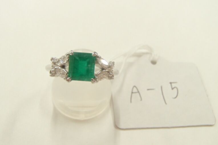 Pt900　エメラルド1.29ct　ダイヤモンド0.33ct