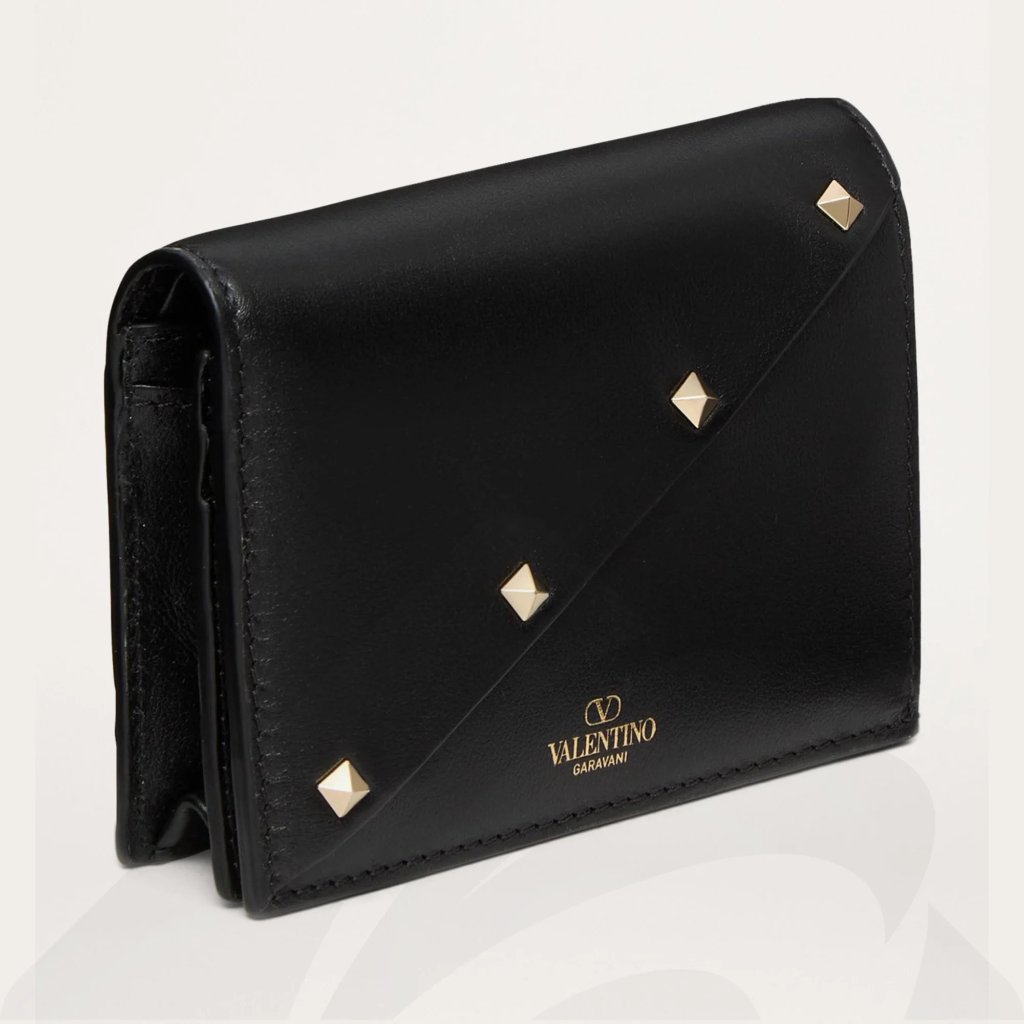 ヴァレンティノ ヴァレンティノ ガラヴァーニ ロックスタッズ ウィスピー カーフスキン スモール ウォレット 素材:-- 色:ブラック
