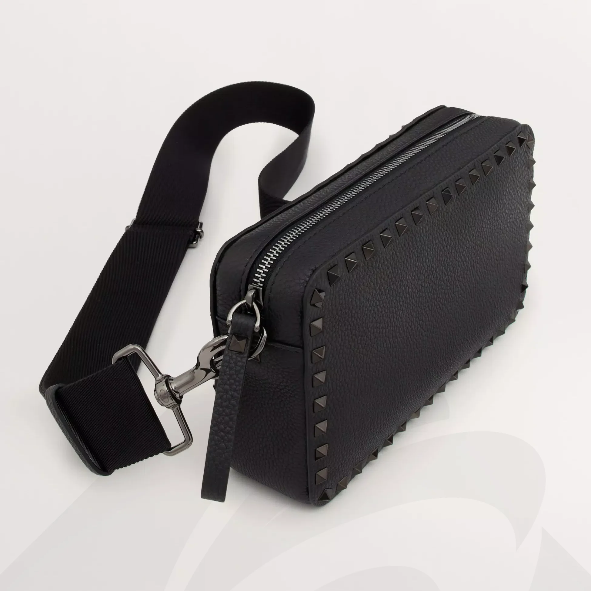 ヴァレンティノ ロックスタッズ グレインカーフスキン 素材: 色:ブラック