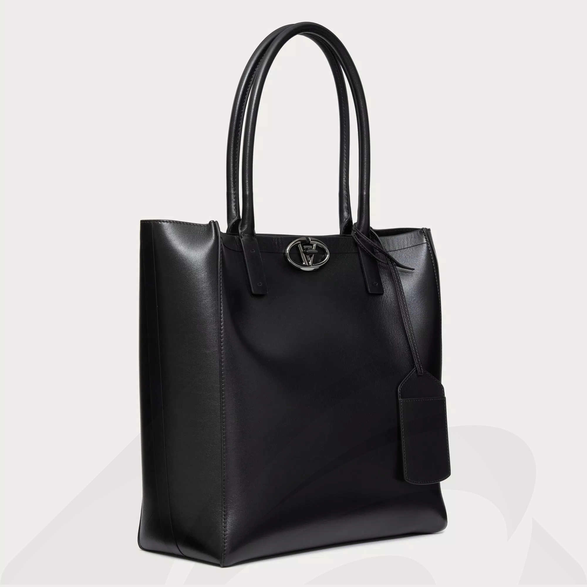 ヴァレンティノ Vロゴ ロッカー レザー ミディアム 素材: 色:ブラック