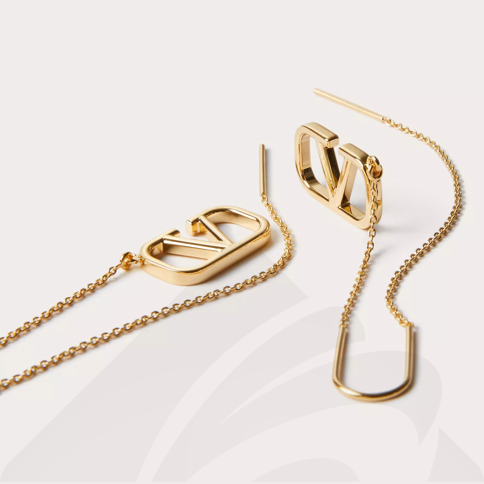 ヴァレンティノ Vロゴ シグネチャー ピアス 素材: 色:ゴールド