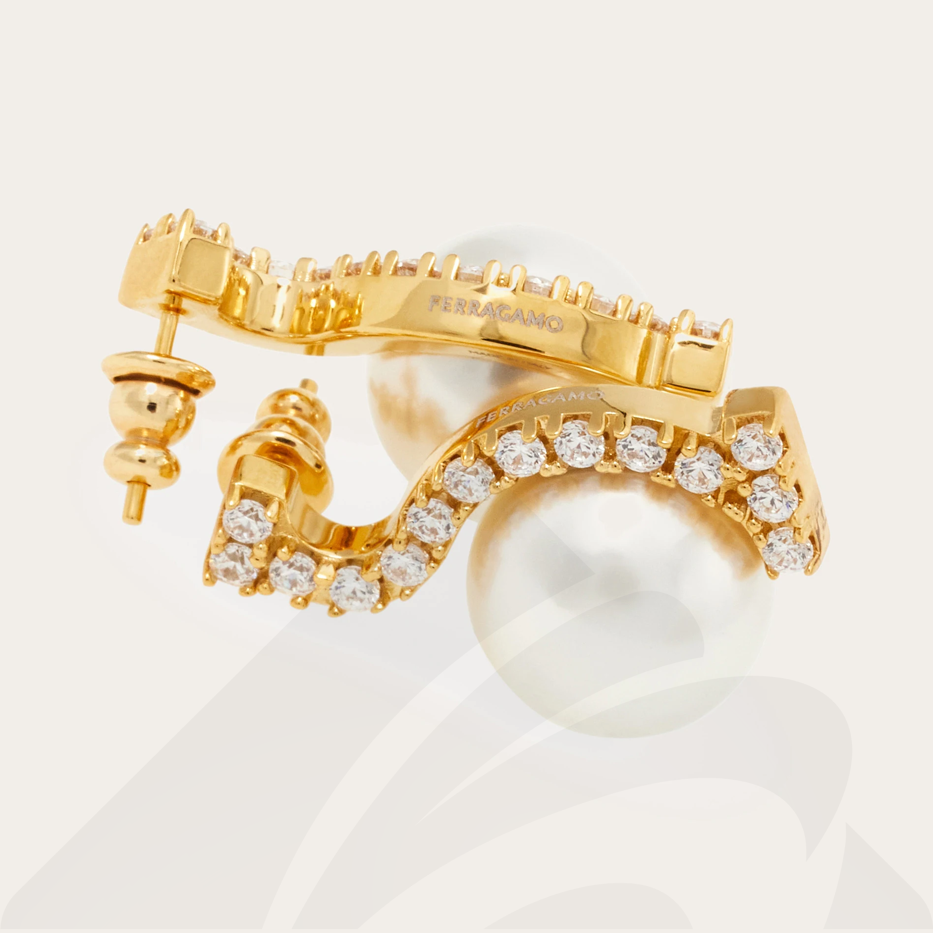 フェラガモ ハーフ ガンチーニ ピアス  素材:クリスタル/真鍮/パール 色:ゴールド