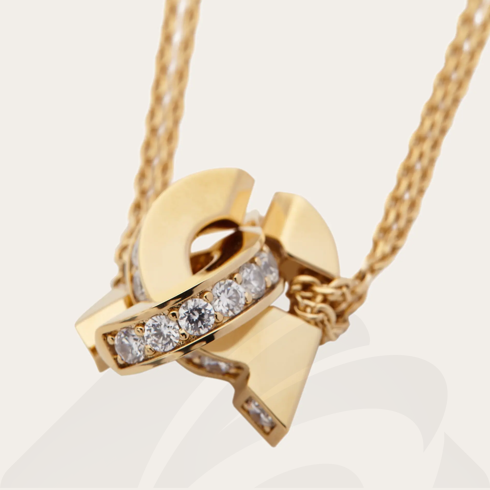 フェラガモ ダブル・ガンチーニ クリスタルネックレス  素材:真鍮/クリスタルガラス 色:ゴールド/クリスタル