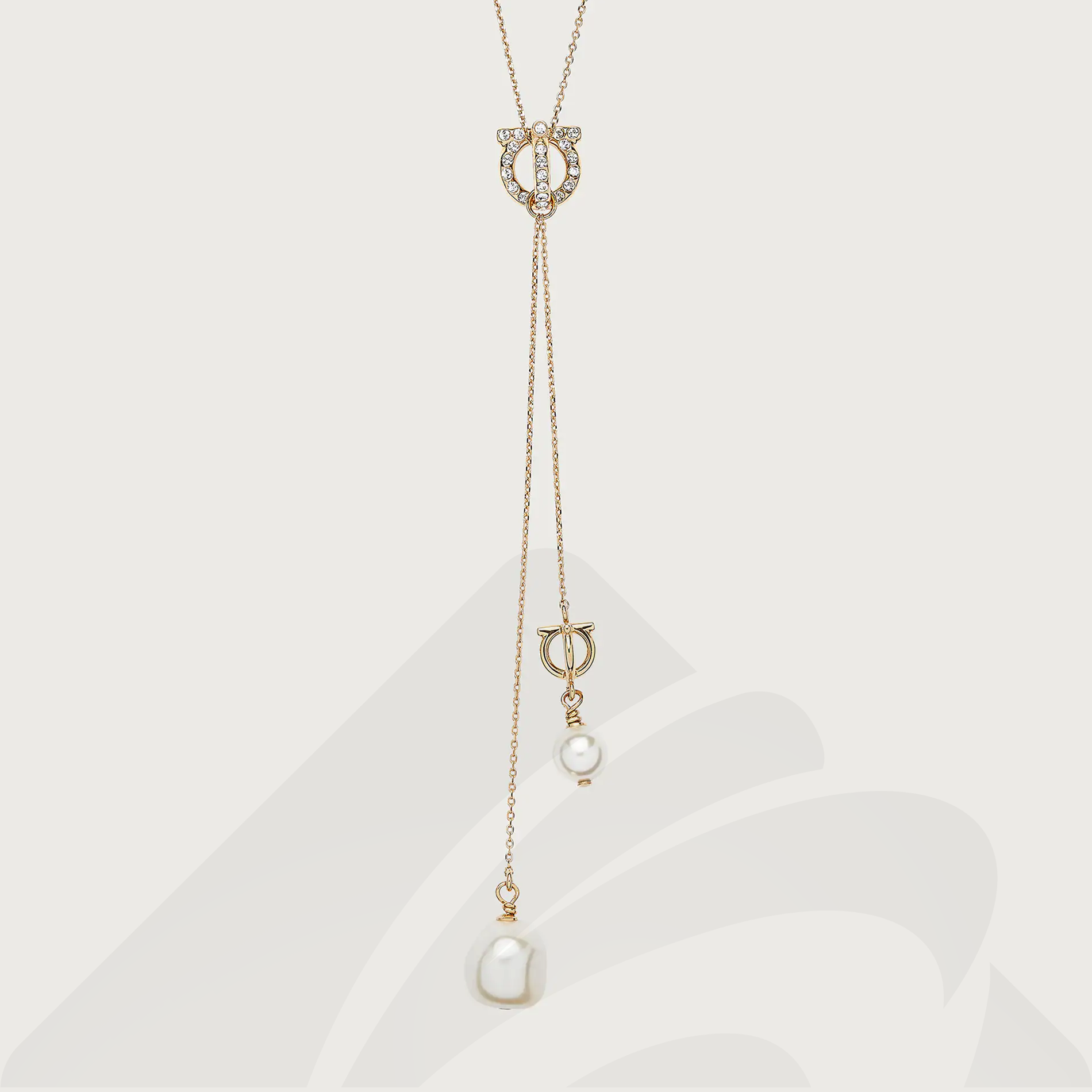 フェラガモ ガンチーニ ネックレス  素材:真鍮/プレキシガラス 色:ゴールド/パール