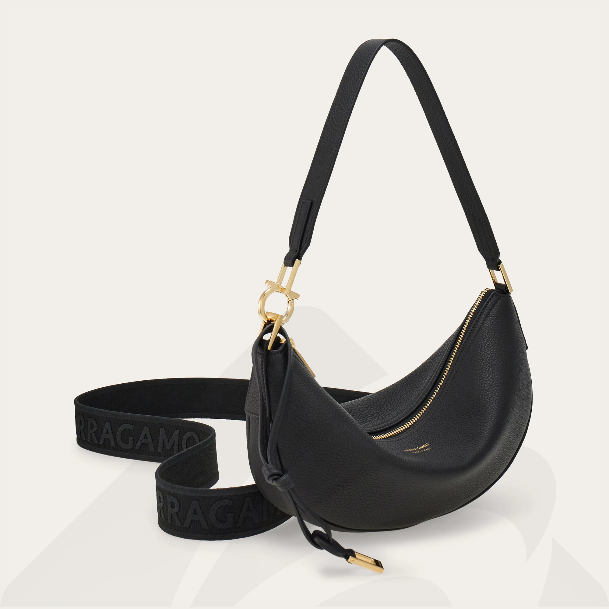 フェラガモ ホーボーバッグ  素材:カーフ/ファブリック 色:ブラック