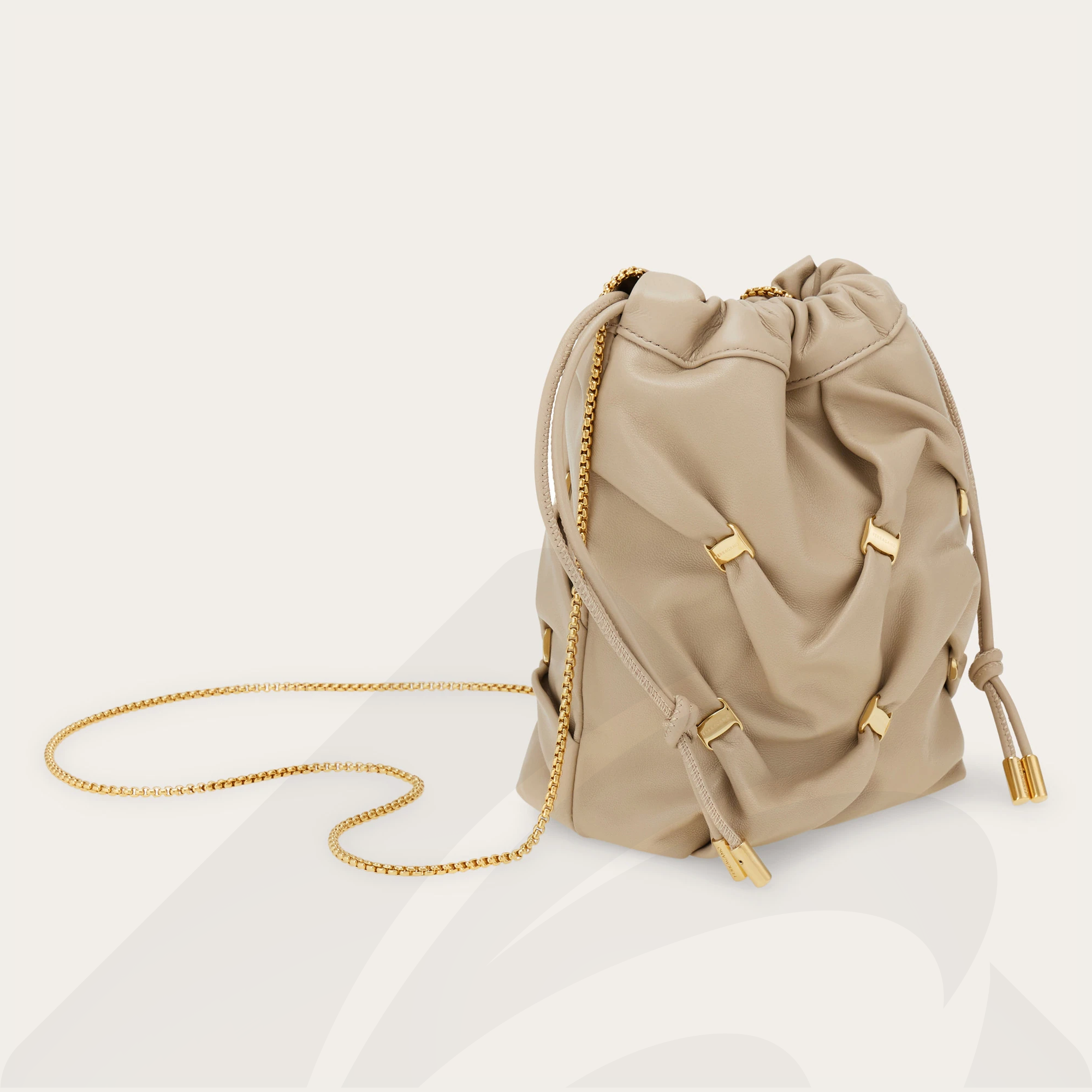 フェラガモ ヴァラ・ミニバッグ  素材:ラムスキン 色:ベージュ