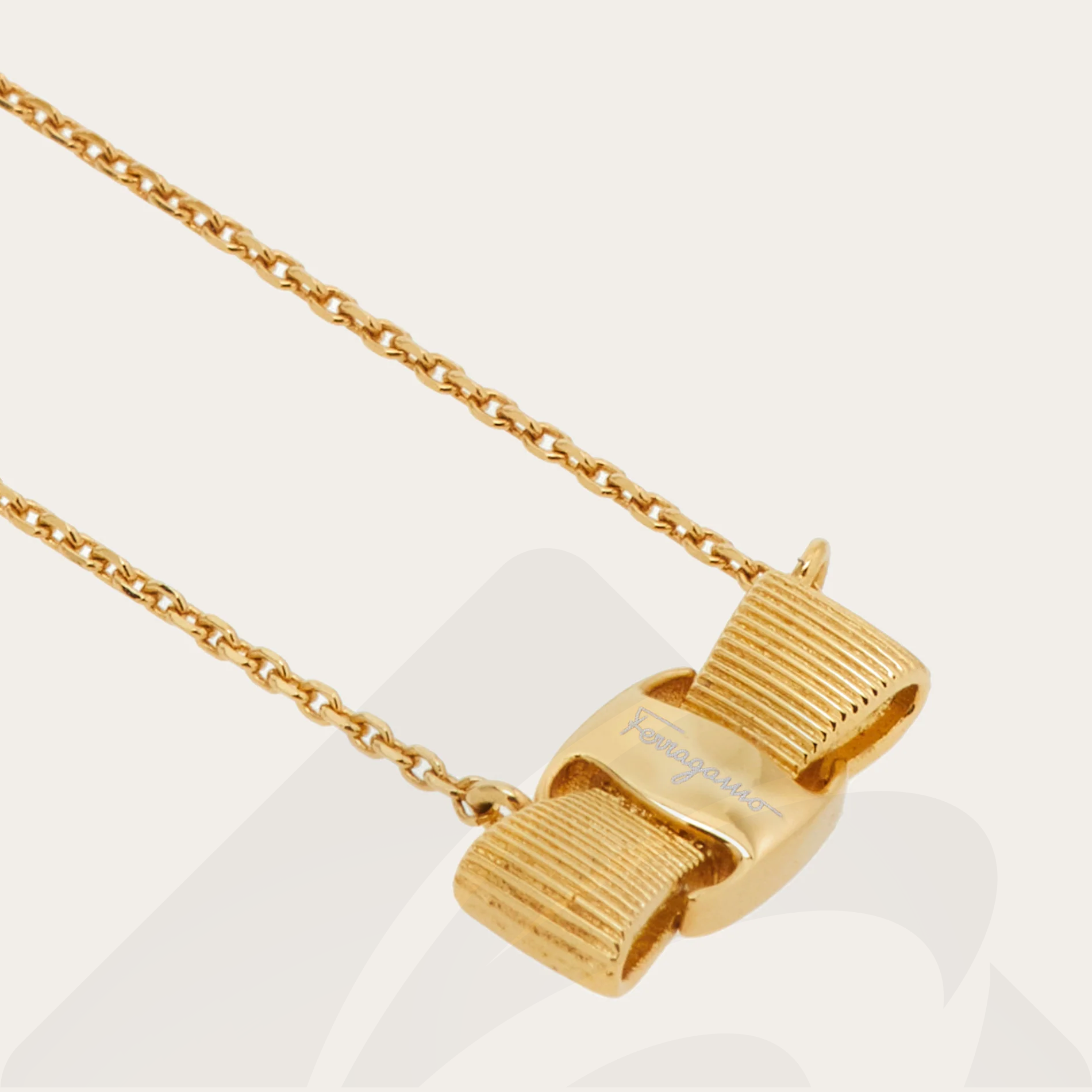 フェラガモ ヴァラ ネックレス  素材:真鍮 色:ゴールド