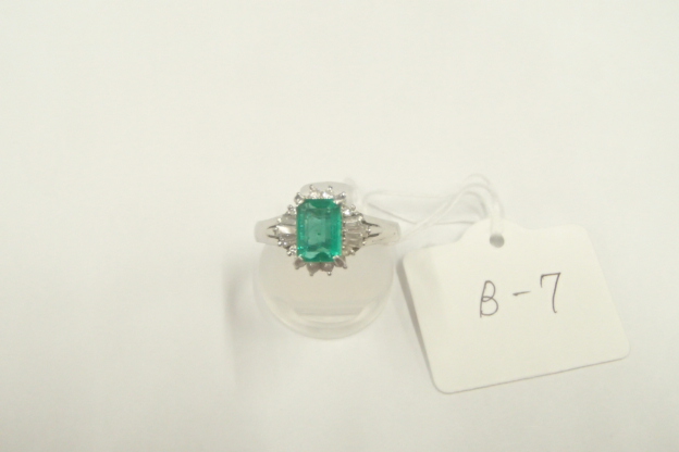 Pt900 6.2g エメラルド1.11ct メレダイヤ0.32ct