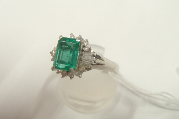 Pt900 6.2g エメラルド1.11ct メレダイヤ0.32ct