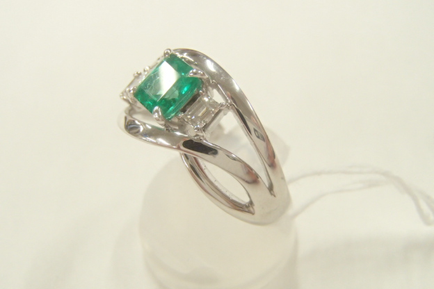 エメラルド 0.76ct/D0.27ct Pt900 8.2g