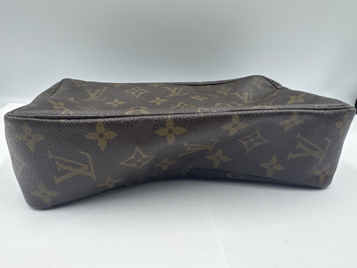 LOUIS VUITTON 【ルイ・ヴィトン】 M47522 トゥルース・トワレット28 881NO モノグラム・キャンバス