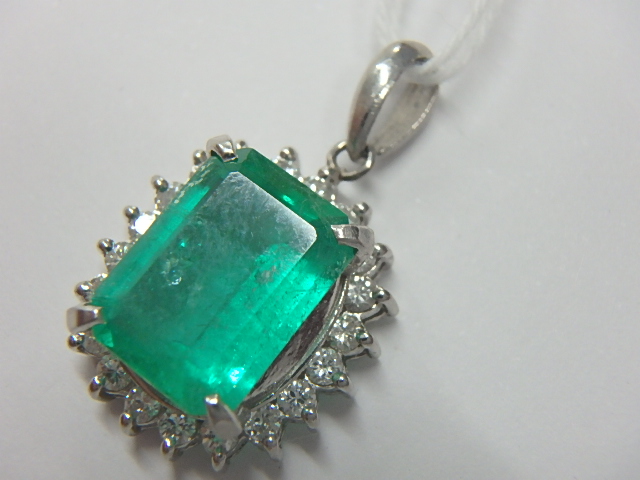 エメラルド2.37ct メレダイヤ0.35ct Pt900 ペンダントトップ