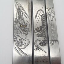 清玄作　特選小刀　青紙鋼付　匠　三刀組　彫金龍虎図　小刀　刀