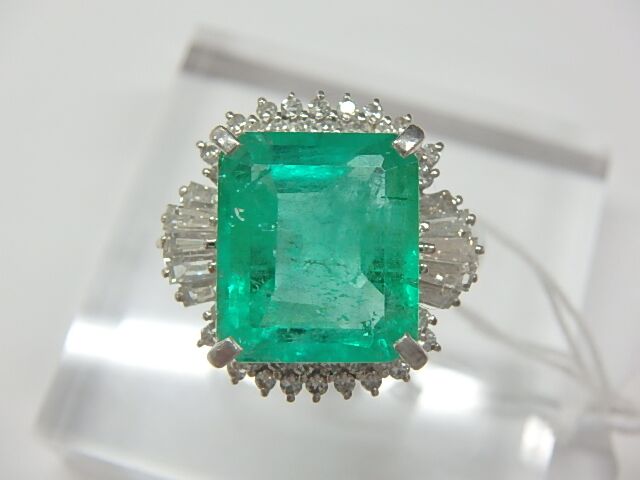 Pt900エメラルドリング　12ｇ　5.32ct　0.77ct　