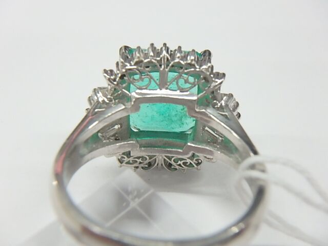 Pt900エメラルドリング　12ｇ　5.32ct　0.77ct　