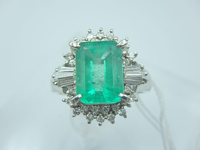 Pt900　1.90ct　エメラルド　リング
