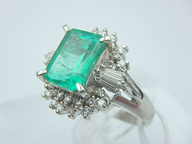 Pt900　1.90ct　エメラルド　リング