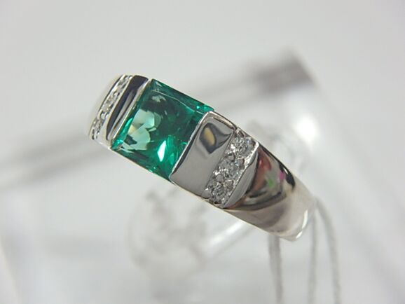 k18wg エメ 5.7g 0.55ct 0.08ct